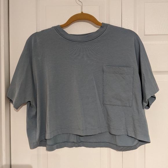 Lululemon crop tee with pocket - Picture 1 of 1